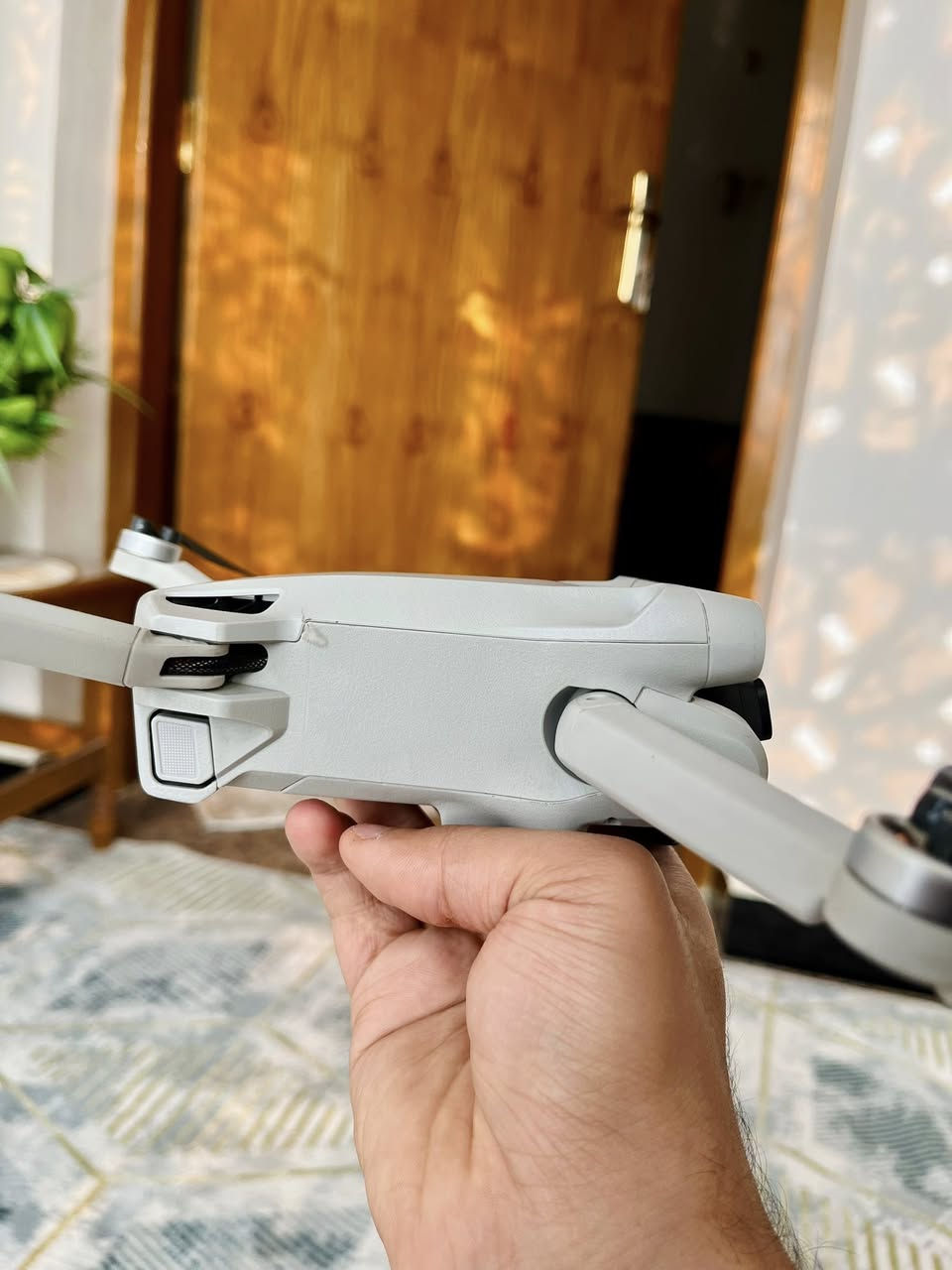 Dji mini 3 pro سمارت
نظافة مثل ماموضح بالصور 
بيها طخه خفيفة

كارتون + بطارية  
السعر ٨٥٠ الف دينار وبيها مجال 
للاستفسار 
***********
