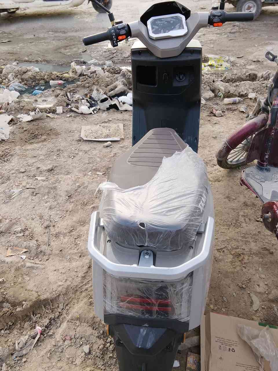 السلام عليكم عندي دراجه للبيع استخدمته 15يوم نضافه بلوتوث بصمتين مفاتيح عدد 2 كارت عدد 2 مكاني الرسالة مسعجل البيعته *********** مكاني حي الرسالة
