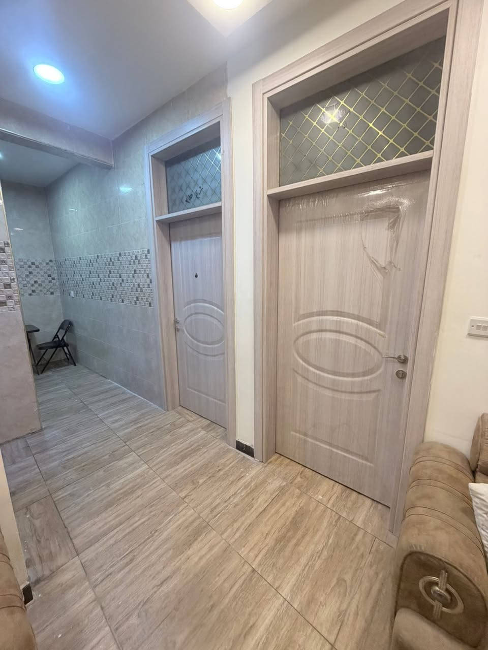 السلام عليكم شقه للبيع طابق ثالث واقع حال ١٠٠ متر صاير بل كم مقابيل السريع عماره بيها مصعد متكونه من غرفتين وصاله ومطبخ شقه نضيفه والعماره هم سعرها مناسب للتواصل ***********
