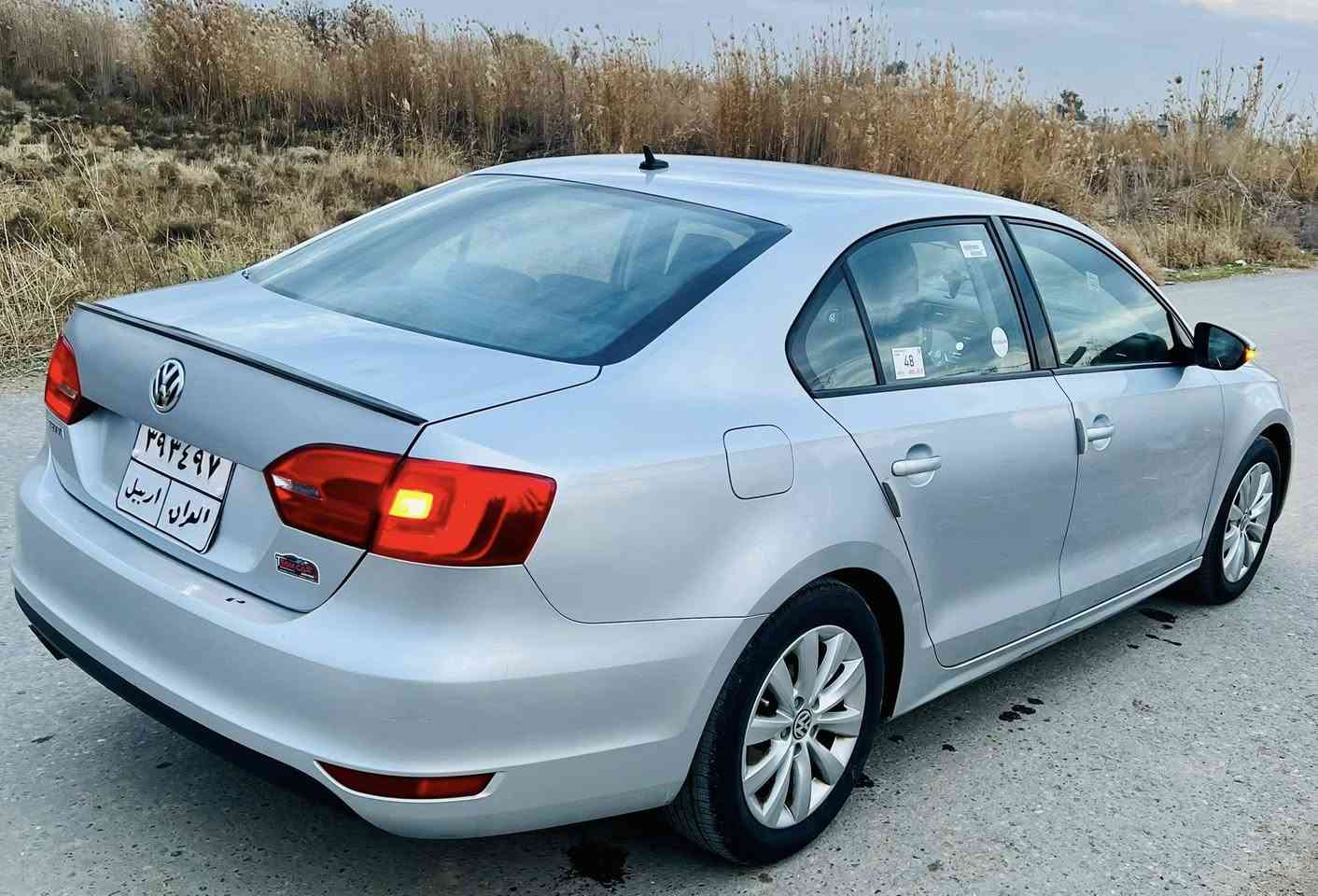 السلام عليكم جيتا 2014 خليجي للبيع محرك 2000 المرغوب تنفس طبيعي بدون توربو السيارة جاهزة ما بيها نقص برغي (تخم تاير جديد. صدر امامي خلفي جديد. كير ومحرك بالشرط. تبريد ثلج) كلها بالشرط معروفة مواصفات الخليجي ((السيارة كلين كفالة عامة من الضرر والتبديل والمعجون. بيها رَش بيبان ثنين صفحة السائق اثر شخوط فقط)) السعر 115 وبيها مجال للشراي للأستفسار *********** مكاني العلم
