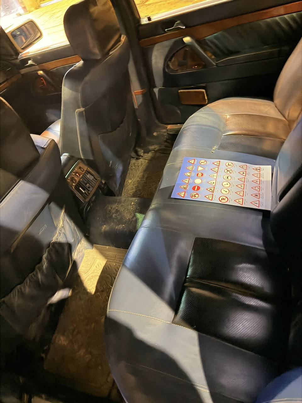 السلام عليكم مارسدس شبح 1992 رقم واسط محور كير ومكينه vvt.l  3000 بس المكينه والكير كايمات الدواخل نضيفه ب80‎%‎ ابيع بما يرضي الله قيم مكان تواجد واسط مداور ثاني يوم مابيه حادث السياره بلاد بيه طخه زغيره بخشم الجاملغ من جهت عكس السايق 
هذا رقمي او تراصل فيس ***********
