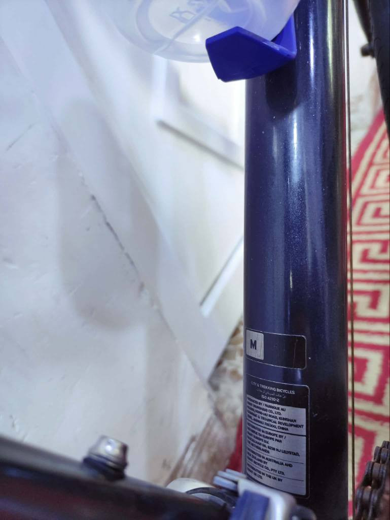 السلام عليكم
دراجه ماركة #GIANT_ESCAPE  جيانت اسكيپ العالميه ماركه 

غنيه عن التعريف صنع اصلي اورجنال MADE IN JAPAN🇯🇵

لون مميز جدا نيلي عميق لامع  ..قياسM مديم

حجم 28 (C700) فوول ألمنيوم خفيف جدآ فول انسيابي وسرعة

لشه مضلع موديل حديث ...سستم شيمانو كامل سيت شيمانو 

آلتوس #SHIMANO_ALTUS ...بدالات السرعه 8X3 سحب دفع

#شاشه_حديث ....بريكات V_BRAKE بالمكان حتى الفحمات 

مختوم تيكترو TEKTRO ...وياله زووم طبقتين مختوم GIANT

مصصمة لتحمل الاوزان الثقيلة والطسات #DOUBLE_WALL

تايرات كتان اصليه مختومه ختم الشركة.سرج طبي اصلي 

ستيرن نفخ حديث ستانس...كامبليونات سلايت وياله وسرج 

وبالحقيقه احلى من الصور بهواي بلأخص اللون🔵

🔵الدراجة بيها شخوط مال نقل ومكحلها بأيدي بس جدا نظيفة 

🔵الدراجة قطعه مال حاوية غير مستخدمه 
     مامبدل بيها برغي على وضع الشركه بلاد ..ختم واحد
     ليبل واحد حتى المطارة مختومة #GIANT
      بدون اي نقص كامله وجاهزه 100٪ 

المكان بغداد قضاء المحمودية ....السعر 200 (ثابت_نهائي)
يوجد توصيل بغداد وجميع المحافضات العراقية
رقمي ***********
