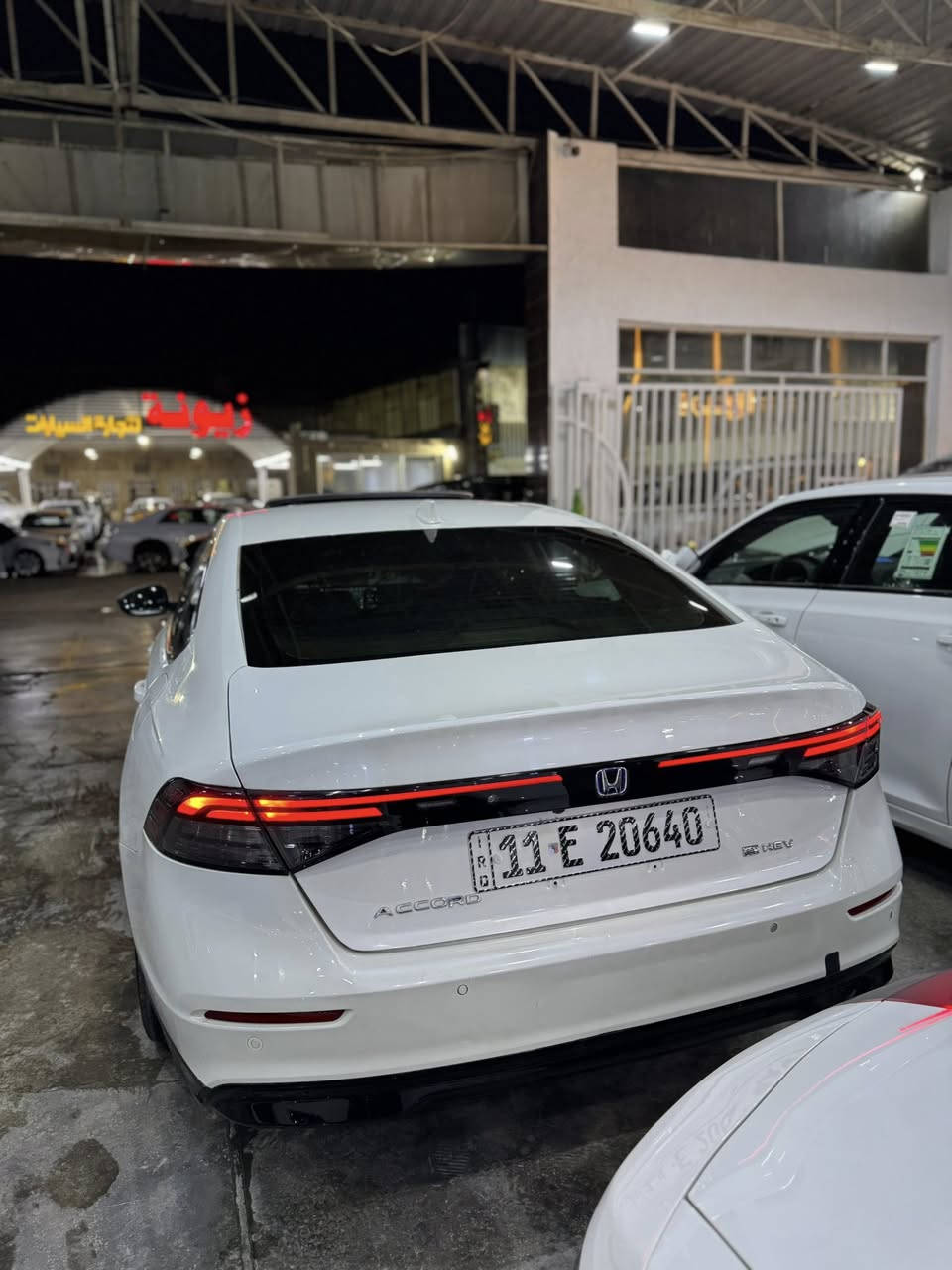 🚗 للبيع – هوندا أكورد هايبرد 

🔹 الموديل: 2025  
🔹 الوارد: خليجي      ( الوحيدة بالعراق )  . 
🔹 اللون: ابيض صدفي  
🔹 الممشى: 7700 كم فقط  
🔹بجم كبس السيارة

✨ المواصفات:  
•محرك 2.0 لتر هايبرد مع محرك كهرباء
•قوة تقريباً 204 حصان
•دخول ذكي بابين 
•شاشة وسطية تقريباً 12.3 إنج
•صرفية بنزين اقتصادية جداً 
• حساسات أمامية وخلفية  
•رادار امامي
• رادارات جانبية  
• نظام تحديد المسار  
• كاميرا جانبية  
• داتا شو  
• مرايا بإشارة + شفط المرايا  
• مقاعد جلد 
• تبريد قطعتين  
• تدفئة مقاعد 
• شحن لاسلكي  
• مقاعد كهرباء (السائق والراكب)  
• ويل 18 
السيارة نظيفة جداً وممشى قليل. 

الضرر : 
جاملغ خلفي يمين . بدون ايرباك السيارة بدون شاصي

📞 للاستفسار والتفاصيل أكثر مراسلة الخاص أو الاتصال.
*********** 📞
 📍معرض الاسطورة البياع الشارع الثاني
