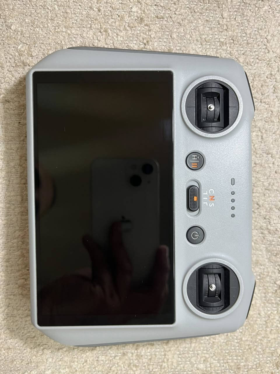 مكاني كربلاء لايوجد توصيل
تعتبر درون DJI Mini 3 Pro نقلة نوعية في فئة الطائرات الصغيرة، حيث جمعت بين الوزن الخفيف والأداء الاحترافي. إليك مواصفات المختصرة:
التصميم والوزن
• الوزن: أقل من 249 جرام (لا تحتاج لتراخيص في معظم الدول).
• التصميم: أذرع قابلة للطي مع مستشعرات عوائق متطورة.
الكاميرا والتصوير
• الدقة: تصوير فيديو بجودة 4K بمعدل 60 إطاراً في الثانية.
• التصوير الرأسي: ميزة True Vertical Shooting (تدوير الكاميرا 90 درجة) لتصوير مناسب لـ TikTok وReels.
• المستشعر: 1/1.3 بوصة بفتحة عدسة f/1.7، مما يعطي أداءً ممتازاً في الإضاءة المنخفضة.
• الصور: دقة تصل إلى 48 ميجابكسل.
الأداء والبطارية
• وقت الطيران: يصل إلى 34 دقيقة (مع البطارية القياسية).
• السرعة: تصل إلى 57 كم/ساعة في الوضع الرياضي.
• نظام الإرسال: DJI O3 لنقل فيديو صافي لمسافة تصل إلى 12 كم.
الأمان والذكاء
• تجنب العوائق: مستشعرات في 3 اتجاهات (أمام، خلف، أسفل).


**إذا كنت صاحب هذا الإعلان وتريد حذفه لأي سبب، رجاءا أرسل رسالة إلى الدعم الفني**