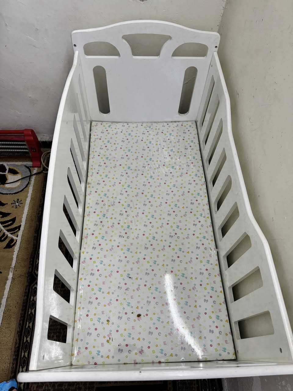 سرير طفل الحد ٤ سنه هزاز وتخزين  نضيف ومناسب  معه ناموسية حجم كبير ٧٥ الف بية مجال  ***********
