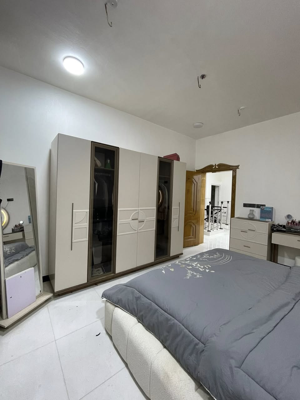 سلام عليكم بيت البيع   او مروس ابيت بلمعملجي  مساحه 100 طبقين بناء جديد عنون البيت قرب فندق البارون  ***********البيت يبع مع الثاث واكو اثاث ما مصوري مشتري جديد لان هي الصور اول ما كعدنه بي
