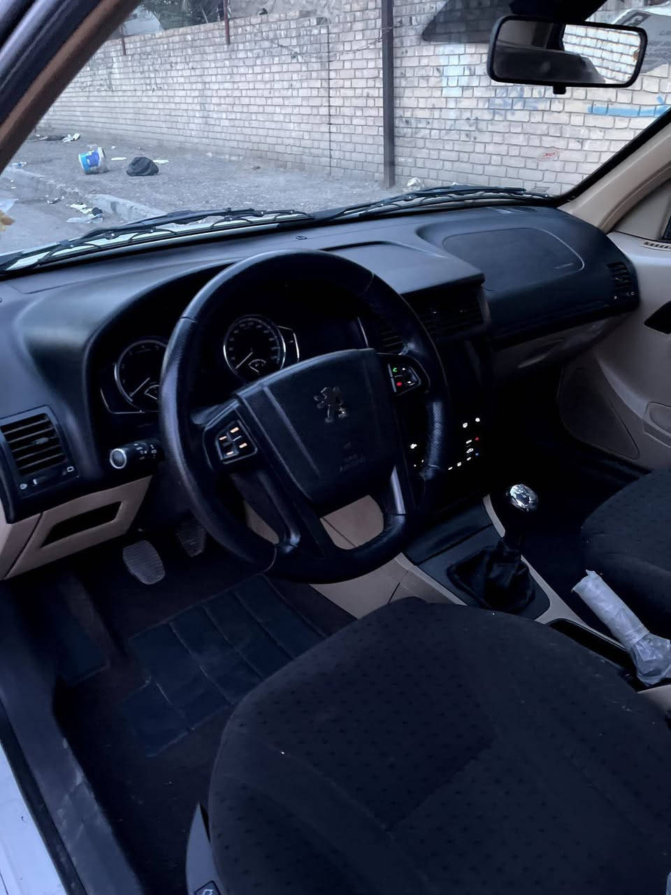 السلام عليكم بيجو بارس موديل ٢٠٢٣ السياره على وضع الشركه مكفوله كفاله عامه من كل شي فقط قليل صبغ في باب السايق بدون معجون باقي ٦ أشهر اتصير حره السعر ٧٩ ***********
