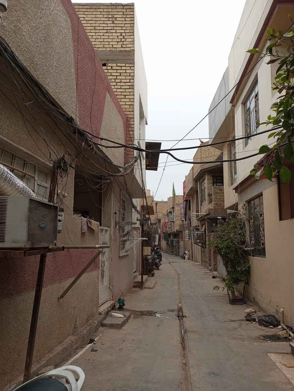 السلام عليكم تعلن شركة الجبوري للعقار والمقاولات العامه عن بيع دار ملك صرف زراعي سند 25 في منطقة الكريعات شارع هيثم الاحداد بناء نضيف
1 المساحة 64 متررر 
2 الواجه 6 متررر 
3 النزال 10 مترررر و75 سانتيم 
4 عرض الشارع 4 مترر 
5 السعر 85 مليون وبي مجال 
يتكون من طابق واحد 
طرمه وصاله ومطبخ وحولي وغرفة نوم وخدمات ومنور وبيتونه وسطح 
عنوان الشركة الكريعات الكويتي شارع حسينية ابي تراب قرب فلكة القرغولي استفسار اتصال على الارقام التاليه 
*********** أبو صكر الجبوري 
***********
