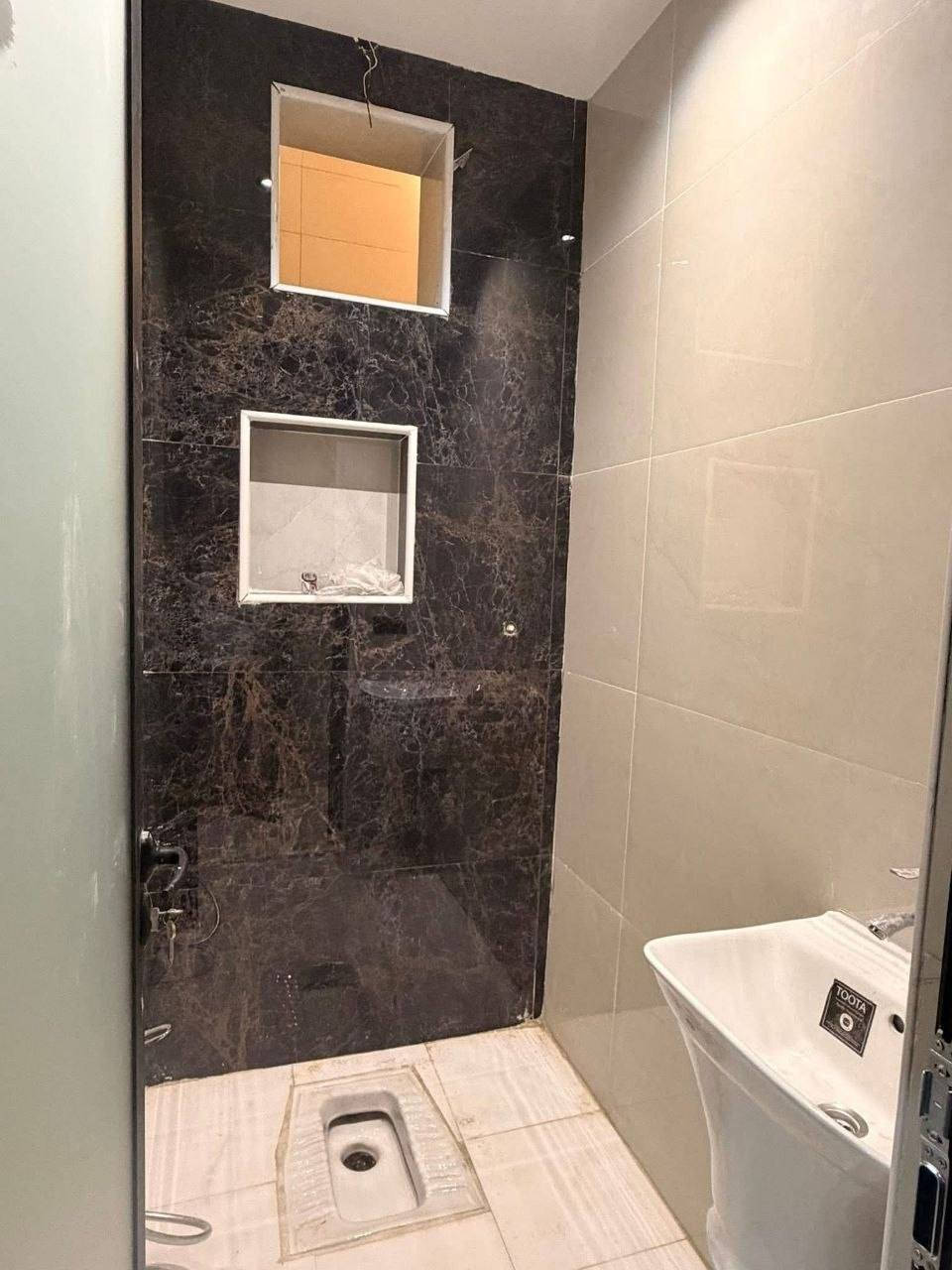 🏡 دار حــديــث لــلــبــيــع
━━━━━━━━━━━━━━━━━━━━
📐 الــمــســاحــة: 200 متر
📜 طــابــو صــرف
🏗 بــنــاء حــديــث (2026)
━━━━━━━━━━━━━━━━━━━━
📍 الــمــوقــع: بابل – حي الجزائر
مقابل المحكمة الاتحادية
━━━━━━━━━━━━━━━━━━━━
🏠 تــفــاصــيــل الــدار (طــابــقــيــن):
🔹 الطـــابـــق الأول:
• غــرف نــوم عـــدد (2)
• اســتــقــبــال
• هــول
• مــطــبــخ
• مــجــمــوعــة صــحــيــة (داخــلــيــة + خــارجــيــة)
• مــنــور
• حــديــقــة داخليــــة + خارجيـــة 
• كــراج

🔹 الطـــابـــق الـــثـــانـــي:
• غــرف نــوم عـــدد (2)/غــرفــة ســويــت
• مــجــمــوعــة صــحــيــة
• هـــــول
━━━━━━━━━━━━━━━━━━━━
🛣 عــرض الــشــارع: 20 متر
━━━━━━━━━━━━━━━━━━━━
💰 الــســعــر: 460 مليون
✨ قابــــــل للتفــــــاوض 
━━━━━━━━━━━━━━━━━━━━━
📞 لــلــاســتــفــســار والــاتــصــال
🏢 مــكــتــب عــقــارات أَبــراج بــابــل:
• ***********
• ***********
• ***********
🏢 مــوقـــع الــمــكــتــب:
📍 بــابــل – حــي الــجــزائــر – مــقــابــل الــجــســر الــدولــي
━━━━━━━━━━━━━━━━━━━━━━
