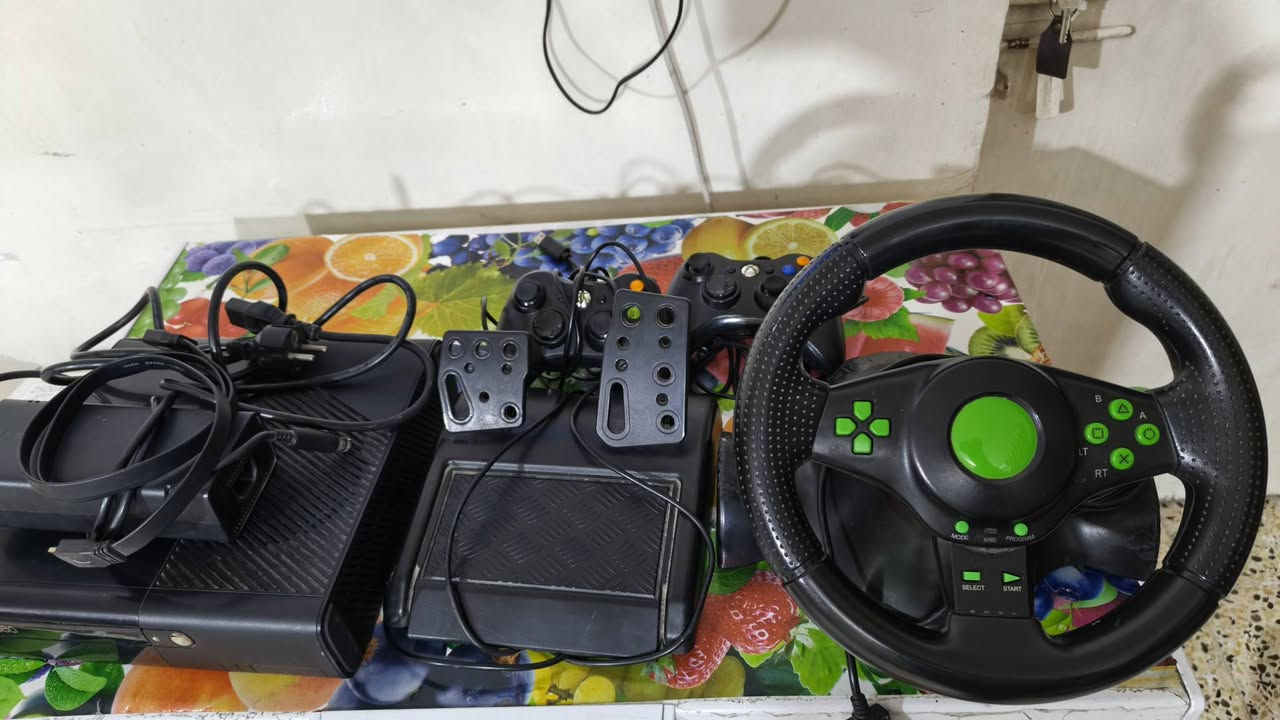 السلام عليكم ورحمة الله 
عندي Xbox 360 للبيع مابي شي أخو الجديد ما مستعمله هواي تتوفر بي هواي ألعاب ما يقارب ١١٠ لعبه.... 
مع ٢ جوستك أبو الواير مابيهن أي عطل 
مع دركسون كامل أيضا جديد وما بي شي كل الأغراض ما مستعملهن هواي.... 
السعر الكامل ٢٥٠ ألف وبي مجال بسيط 
للتواصل على رقم ***********
