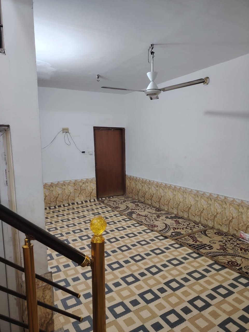 بيت ١٠٠ متر حي ميسان شارع ١٢ حرف T شارع الوكيل طابق
واحد شيلمان يحتوي على غرف وصاله ومطبخ واستقبال

 وصحيات داخليه وخارجه

للاستفسار الاتصال ع رقم ***********
