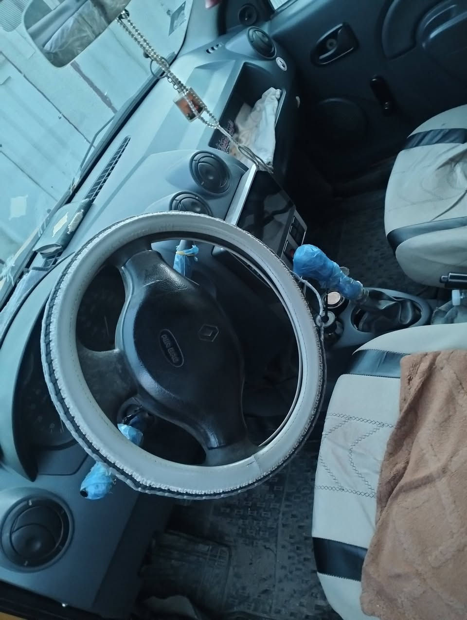 سلام عليكم رينو لوكان 2009 للبيع 33 بيه مجال كير محرك  خير من الله عوزه ترتيب ***********
