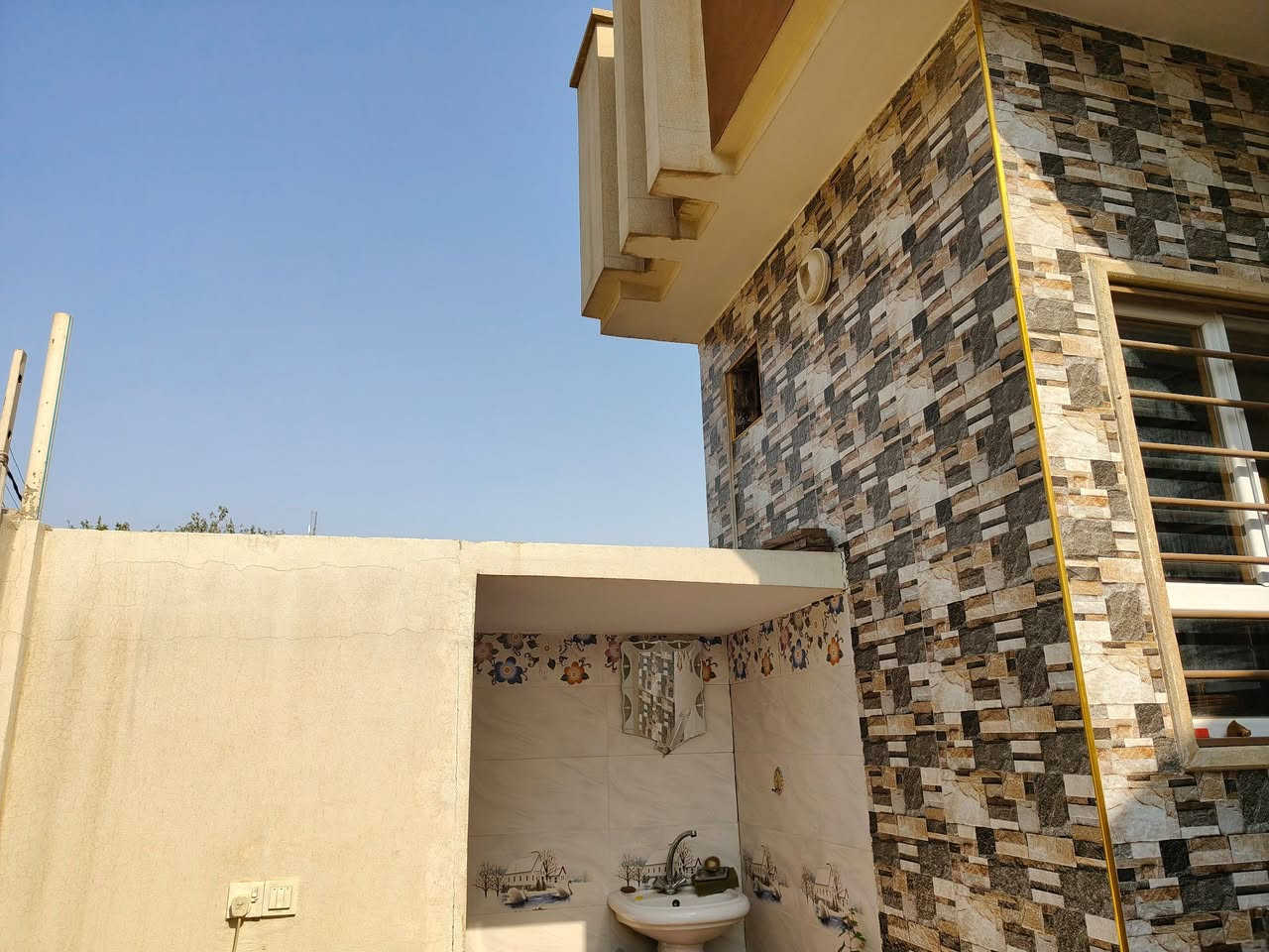 بيت للبيع في حي الميثاق فرع جامع المهيمن مساحه 125واقع حال 150بيه غرفتين نوم وهول واستقبال ومطبخ وبيتونه ومناور اثنين وبيه فضله نهايه البيت حديقه طابق واحد سند طابو معامله التحويل ماشي بيها الاتصال على ***********
