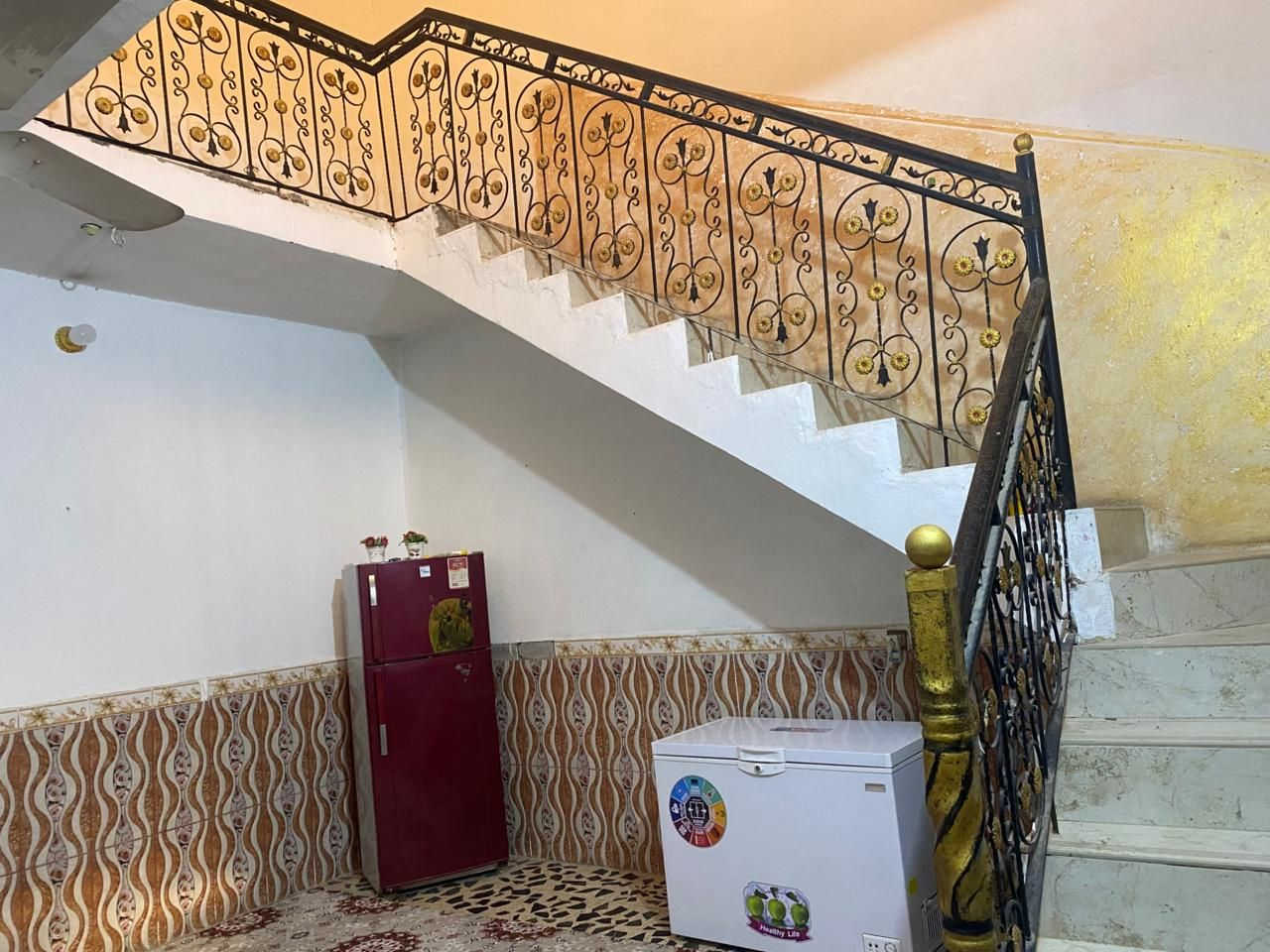 سلام عليكم بيت طابو صرف  مساحة١٥٠م منطقة حي الچناين حي الوحدة بناء حديث يحتوي على كراج ستقبال مطبخ صالة غرفتين نوم للاستفسار الأتصال على الرقم التالي ***********
