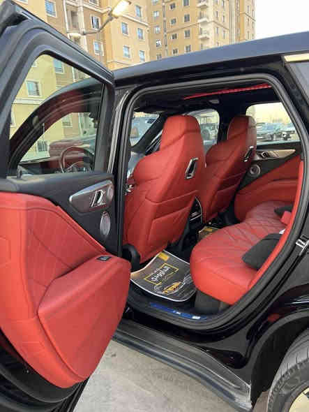 اعادة عرض وتم تنزيل السعر BMW XM 2023 
•وكالة وضمان شركة العروش 
•ماشية 15 الف كيلو فقط 
•تغليف اسود مات من الشركة 
•داخل احمر مميز جداً طلب خاص 
•مكفول من اي ضربة او صبغ او بارد 
•محرك كهرباء plug in 
•محرك بنزين v8 
•توين تيربو( دبل تيربو ) 
•قوة حصانية ٦٥٤ حصان مع عزم ٨٠٠ نيوتن 
مع باقي المواصفات اللي متخلص بالسيارة من انظمة حديثة وذكية جداً الى المقصورة الفاخرة جداً  
السعر بعد التنزيل 121500 دولار 

رجاءاً المشتري فقط يتصل: 
***********
