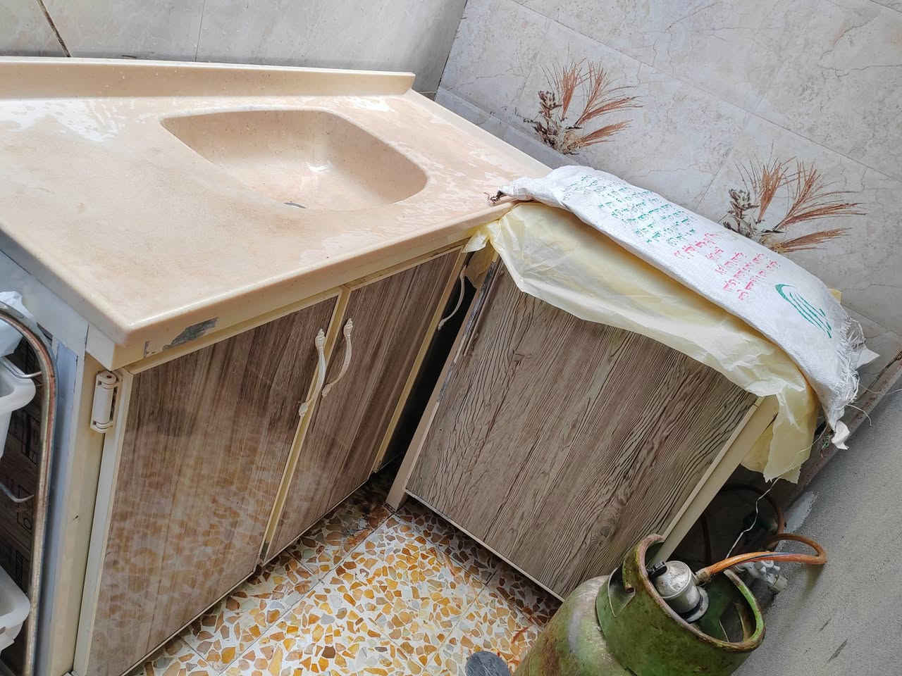 اغراض  للبيع
تخت نفر للييع ب ٢٠
وكاونتر مطبخ. متر ونص  ٣ ابواب مع سنك كرانيت  مع كاونتر باب واحد وطباخ  بسعر  ١٢٥.  المكان القوسيات  ***********
