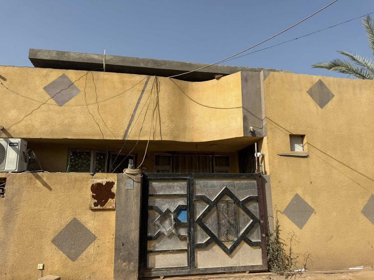 السلام عليكم بيت للبيع مساحة (١٠٠م) عقد ٣٥ بي اقرار من البلديه / البيت كامل كما موضح بلصور البيت بكربلاء بشارع المدرسي قريب ع حولي ابو مهدي المهندس غرفه جوه وغرفتين فوگ استقباال صاله مطبخ صحيات داخليه وخارجيه البيت كامل وجاهز لسكن السعر (٧٧) بي مجال التواصل (***********)
