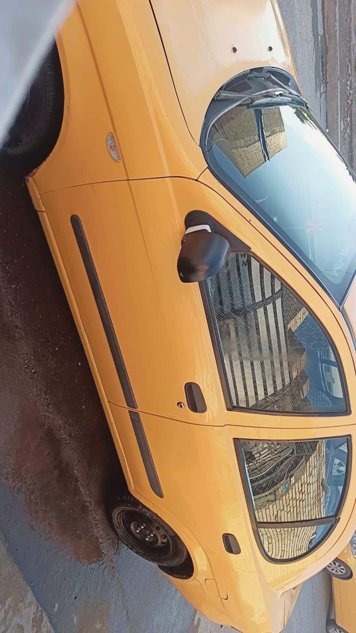 سلام عليكم من رخصت الادمن سياره طبيه للبيع فقط موديل 15بغداد بسمي سنويه الشهر 4 بدون صبغ تبريد تدفه شغال صدر جديد زوج تاير جديد قبل سبوع بدون نقص بيه طخه بجه اليمنه باب ودوسه موضحه بصورة مصفره هيئة وغرامات السعر 35 وبيها مجال *********** مكاني بغداد
