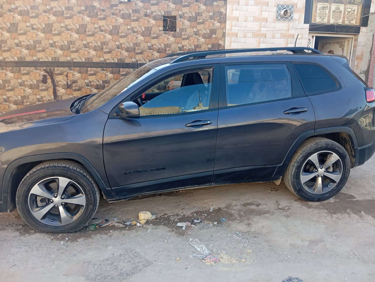 جيب شروكي موديل 2021رقم اربيل بيه ثلاث قطع صبغ ماشيه 57 ألف كم.محرك 2400 تنفس طبيعي مقاعد جلديه حساسات وكامره خلفيه للبيع السعر 160ورقه ..مكان السياره الديوانية.. للاستفسار الاتصال على الرقم ***********
