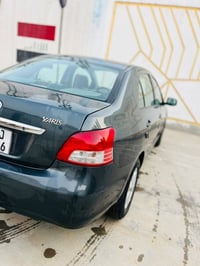 تويوتا يارس ٢٠٠٧ بغداد انكليزي التبريد شغال بس يحتاجله كلج للكمبريسر ....