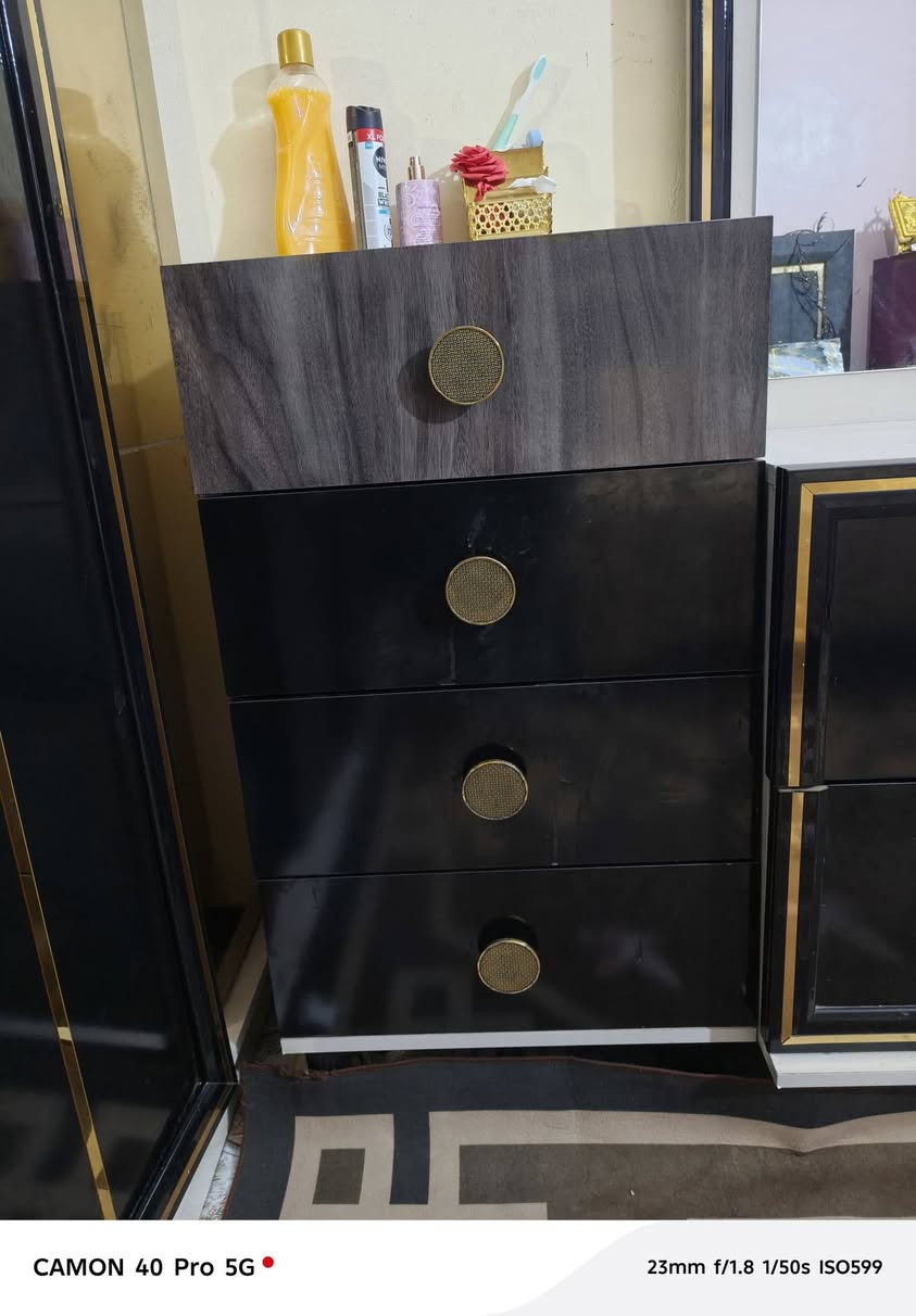 السلام عليكم 
غرفه للبيع الكنتتوؤر ويا ملحق 
وياها مرايا طويله بس ماصؤرتها لان ضامتها 
ميز ٢ ويا الجربايه 
الجربايه وحدها عراقية مؤ تركيه فقط المسرح تركي 
جرارات نصيفات
نضيفه ما مكسؤر أي شي بيها 
سعرها مليؤن و٢٠٠  وبيها مجال هؤاي لأن جديده صار خمس أشهر أخذتها إلي يريدها أصدرها إله كامل 
***********
