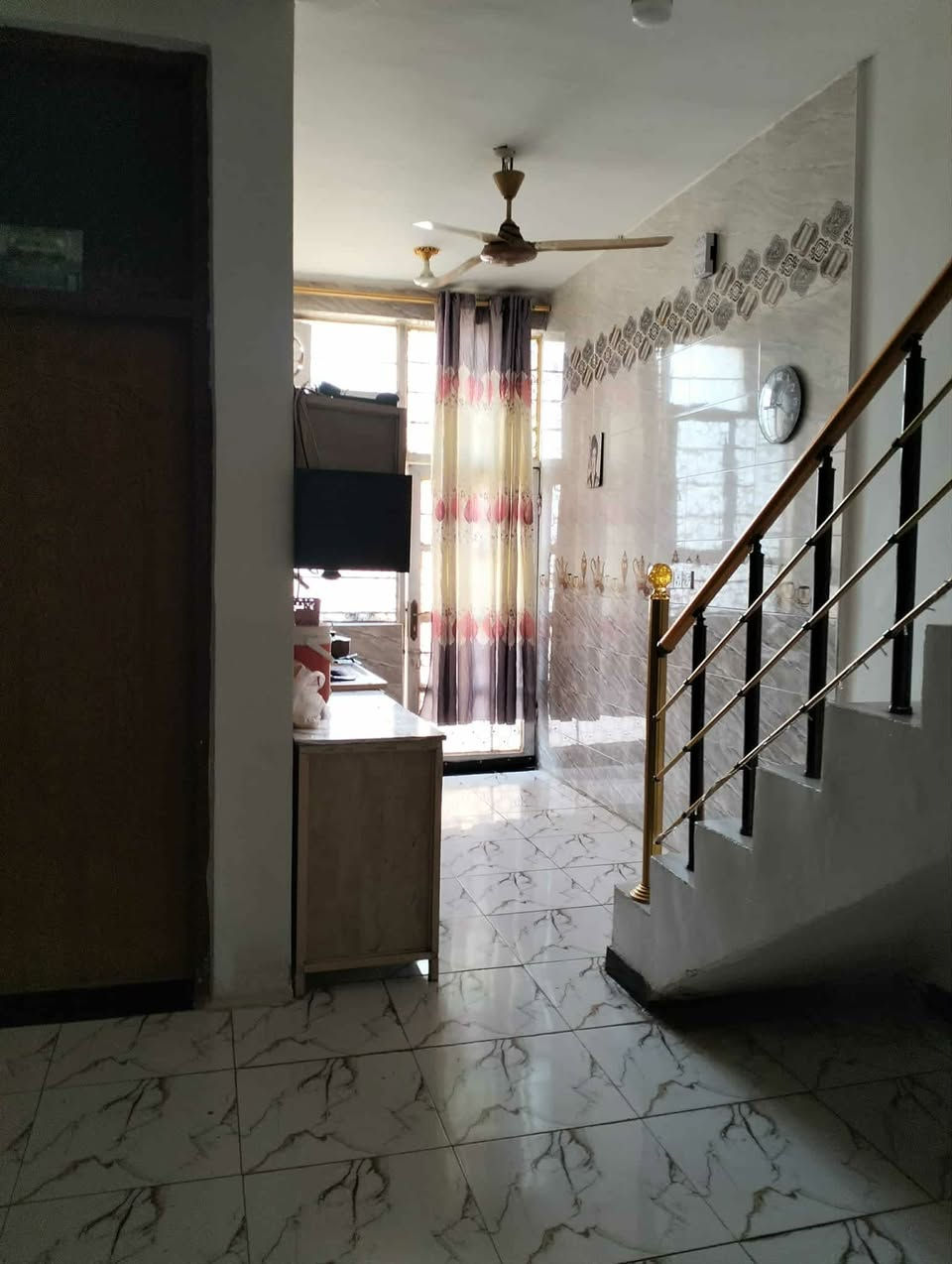 مشتمل 100م بناء حديث 
غرفه نوم وهول مطبخ استقبال صحيات داخل وخارجيه 
مرقم من قبل البلديه 
حي الحكيم شارع كاله 
لاتصال على لارقام التالية واتساب***********او مراجعة مكتب دلاليه ابو كيان الربيعي
