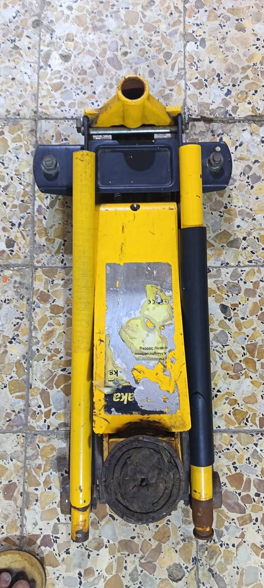 السلام عليكم عندي جك عربانه نضيف استعمال خاص  90 الف اوعندي كمبريسر نضيفه وياها صونده 20 متر،، السعر،، 100،،الف بيهن مجال،، الحريه،، ***********
