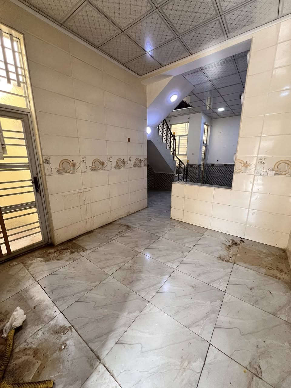 للايجار 
دار مساحه 100 متر حي ميسان قطاع 22 قريب شارع البوريات 

غرفه.  صاله.  استقبال.  مطبخ.  صحيات.  داخليه وخارجيه 
***********
