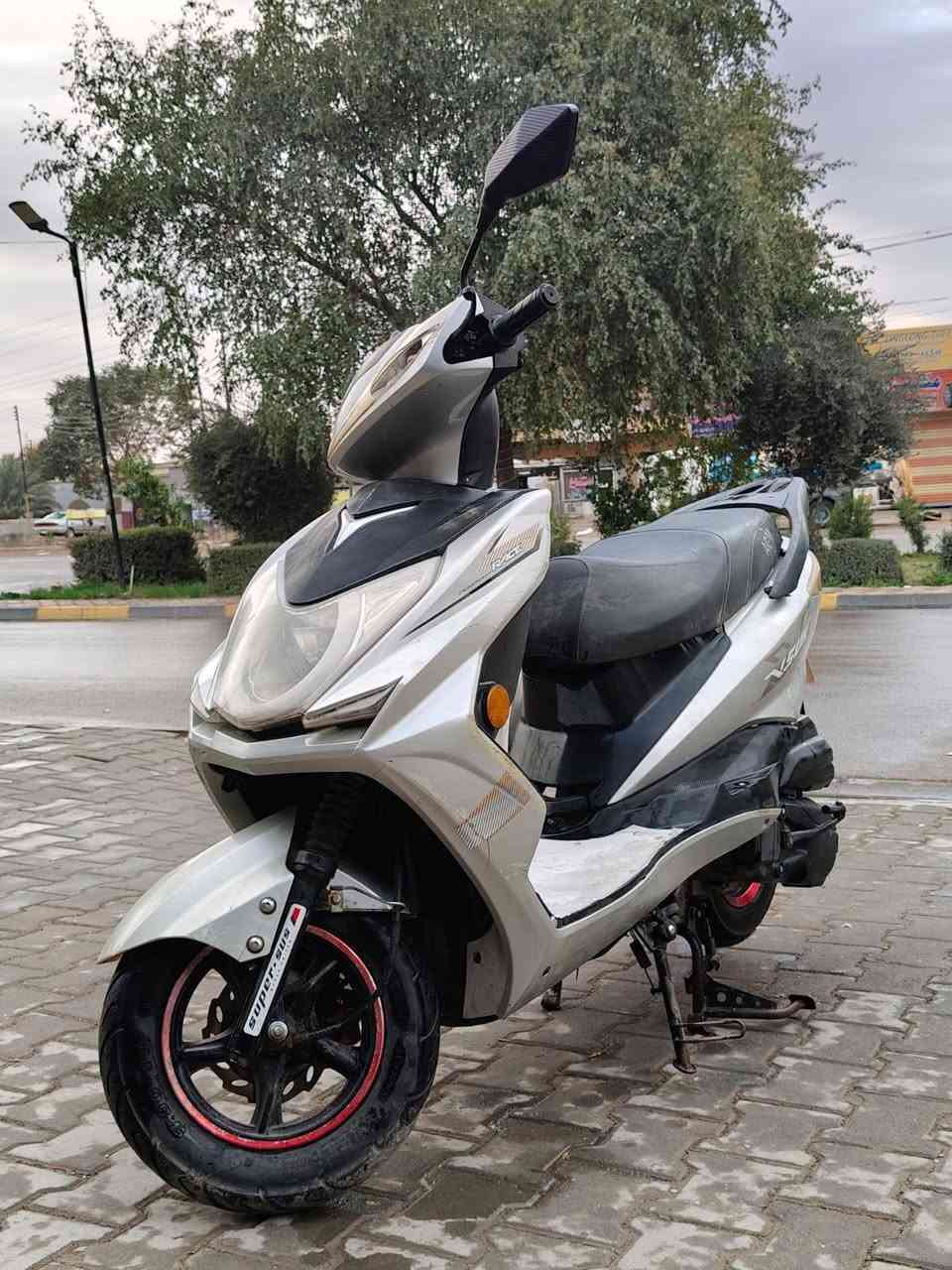 سلام عليكم شبابنه طيب دراجه سكنس صيني موديل 20 بس ولا عباالك صيني الله شاهد خير وبركه لا تنقيص لا تبخير  شلعه ومعدل كلشي ما ناقصه بس سايق.
كهربائيات كله شغاله
كيج شغال 
مازده شغاله
اشاير دبل اشاره شغاله 
كلشي بيهه شغاال

سعر دراجه 450وبيه مجال الطيبين
 مكان ديالى شهربان 
تواصل ***********
