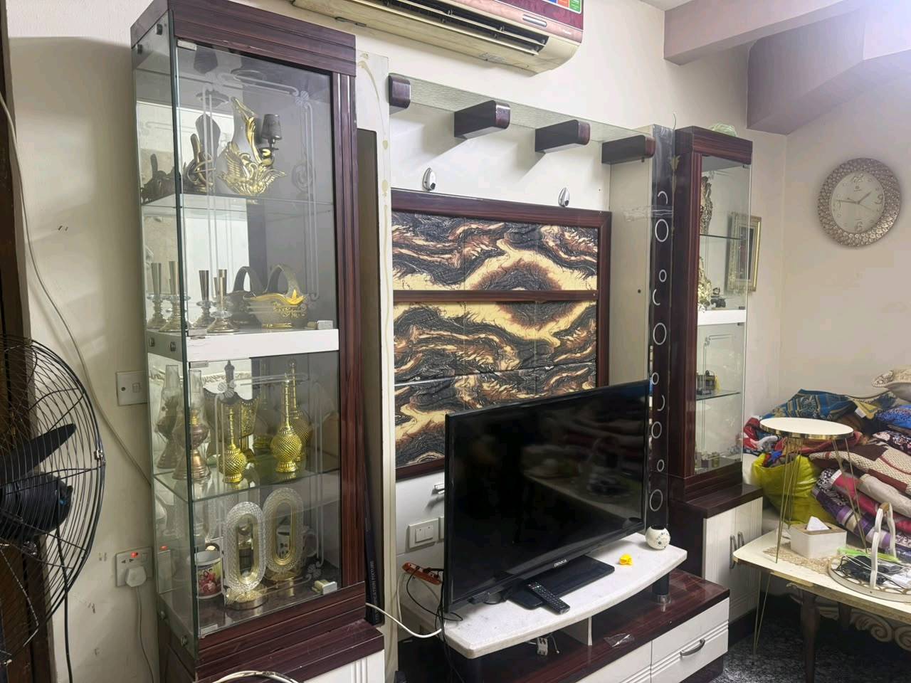 السلام عليكم فاترينه للبيع سعرها 400  وبيها مجال للطيبين مكاني بغداد السيديه للستفسار ***********