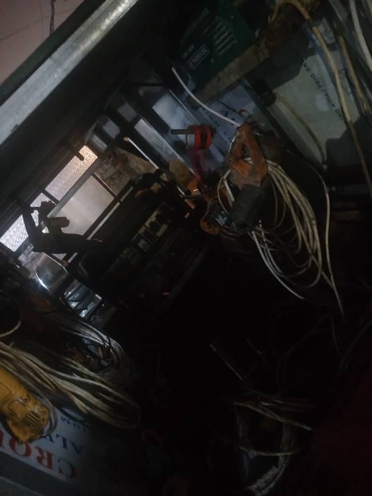 ستوته جمره محرك دايوان أوراق اصوليه مع محجر انج ونص مغلون وغراض حداده كامله مكمله مولده ٥ كيفي ٢٠ امبير سلف وحبل مكينه لحيم باركسايد كوسره تازاكه حجم ١٨٠ جديده مشتغله يوم واحد +كوسره حجم الأصغر من الكبيره نوع انجيكو وكوسره صغيره وديرل همر وديرل براغي كهربائي ودريل براغي شحن مع سيار طول ٣٠ متر عدد ٣ كتر نوع تازاكا ومع نواعم يعني تجي تشغل وتطلع لشغل علئ باب الله كامله مكمله *********** بغداد, العراق
