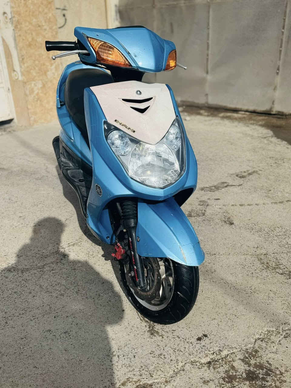 السلام عليكم سكنس فحل كابريتر بلادي الدراجه كامله مناقصها شي كهربائيتها كلها شغال تايرات جدد نضافت الكفرات ٨٠ بل ١٠٠ الدراجه ختم واحد كامله السعر ٦٥٠ وبيها مجال المكاني دوره شارع ٦٠ رقمي ***********
