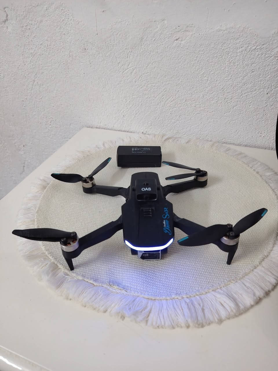 درون طيارة s132
محركات برسلش (بدون فحمات) 
​   (كاميرا بدقة 4K) مع ٢ بطارية 
​نظام تحديد المواقع  GPS للعودة
سعر ٧٥ الف مكان بغداد النهروان
 يوجد توصيل واتساب (***********)
