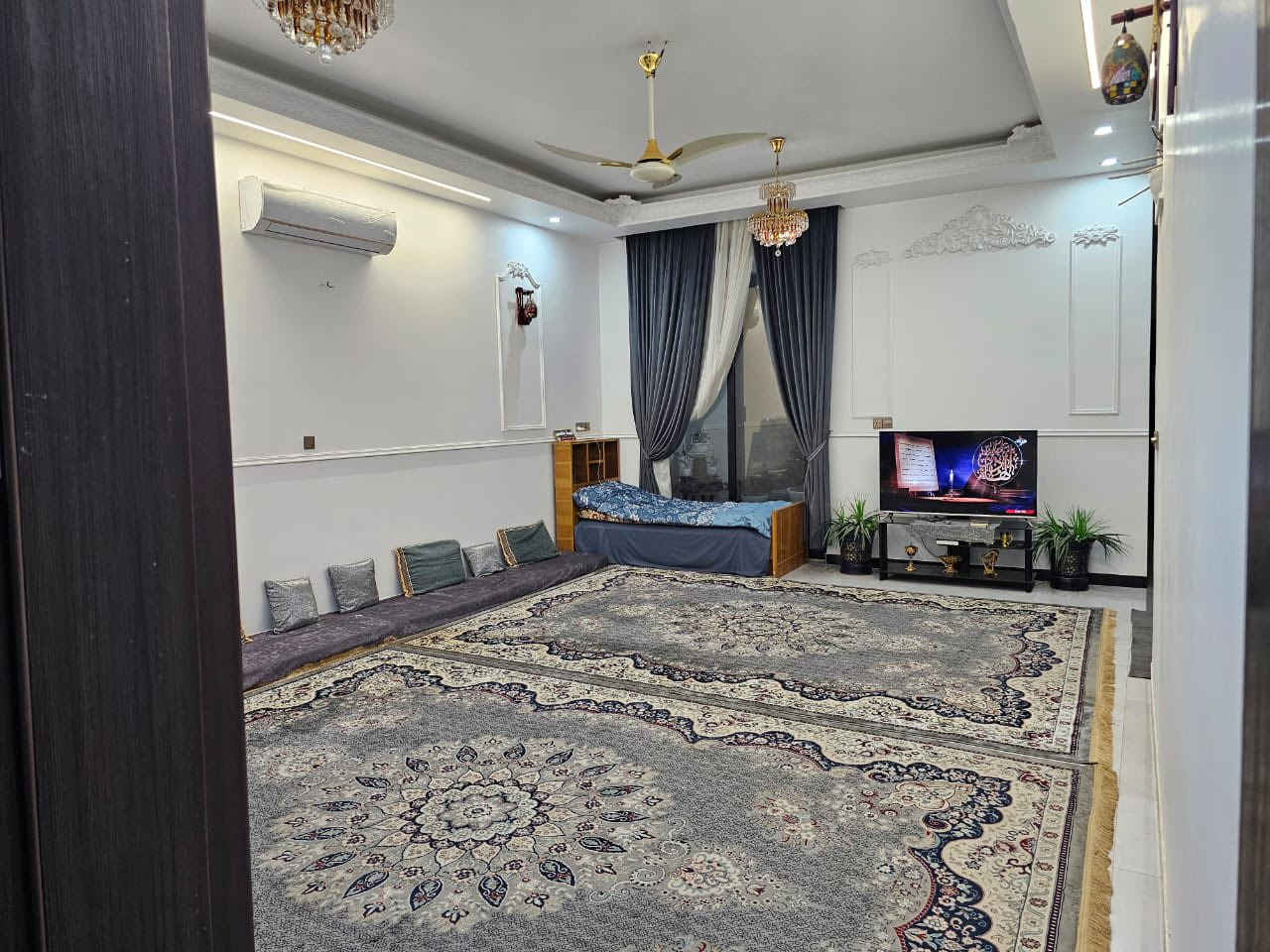 دار مساحه 300م للبيـــــــــــــــــــع 
عقد 117  العنوان كربلاء حولي ابو مهدي المهندس 
خلف السفاره التركيه  يحتوي على 5 غرف نوم 
***********
