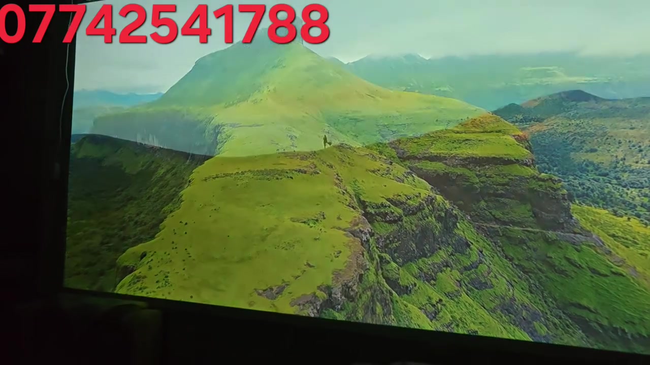 جهاز العرض (Projector) الموجود في الصورة هو منتج من شركة Everycom، ويتميز بالتالي:
نظام التشغيل: يعمل بنظام Android TV أو Google TV، مما يتيح الوصول المباشر إلى تطبيقات مثل YouTube و Netflix و Disney+.

دقة الصورة: يدعم دقة عرض أصلية Full HD 1080p، مع القدرة على تشغيل محتوى بدقة 4K.

السطوع: يوفر سطوعاً يبلغ حوالي 600-750 ANSI لومن.

المميزات: يحتوي على ميزات ذكية مثل التركيز التلقائي (Auto Focus) وتصحيح الانحراف. [1, 2, 3]


**إذا كنت صاحب هذا الإعلان وتريد حذفه لأي سبب، رجاءا أرسل رسالة إلى الدعم الفني**