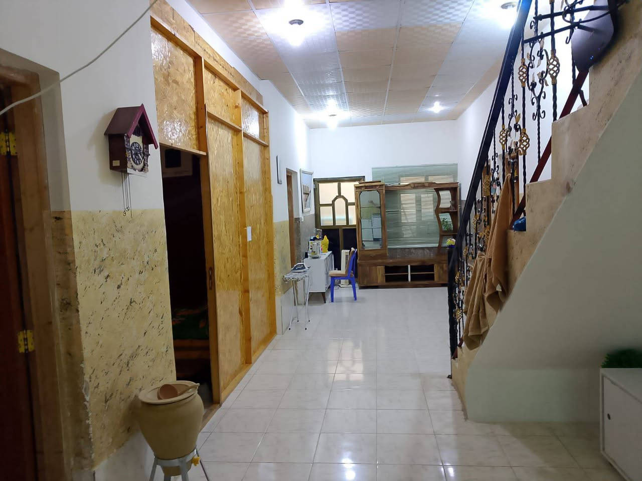 دار سكنية طابو زراعي ( بصائر ) 260 متر مربع شارع 6 متر مقابل جامع المصطفى . غرفتين نوم وديوانية وهول ومطبخ حار وبارد وصحيات داخلية عدد 2 وحمام خارجي . بناء جيد جداً . البيت كله سقوف ثانوية . الراغبين بالشراء الأتصال بمكتب سعيد الدوسري للعقار . هيت شارع المعارض . ***********
