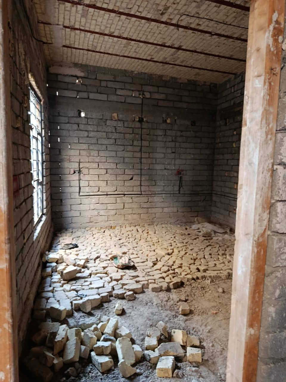 السلام عليكم بيت زراعي المساحة 250م في الاسماعيليه مقابل معمل عصائر دبي يتكون من غرفتي وصاله ومطبخ وديوانيه وصحيات داخليه وخارجه البيت ماسس كهرباء بدون لبخ ولا سيراميك السعر 47 وبيها مجال الاتصال ***********
