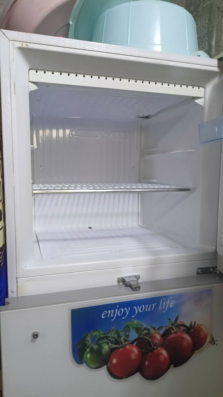 ثلاجة للبيج نوعيه اس الجي 18 قدم فريزر خارجي جام بلازمه استخدم 5 شهور نضافه 100/90 شرط النضافه العنوان موصل ايسر رشيديه السعر 300 ققلها *********** اتصل او وتساب
