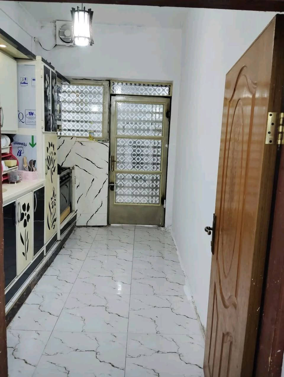 الدار للبيع المساحه ١٠٠ متر الدار نضيف جدا طابو زراعي سند 25 الموقع على ربيانه قرب سيد حبيب داخل الفرع بناء طابوق السقف عكاده يتكون من غرف نوم ثنين وستقبال وصاله ومطبخ مجمع صحي خارجي وداخلي وطارمه وممرات البيت طابقين أي استفسار إتصال على الرقم *********** وسعر 5 5
