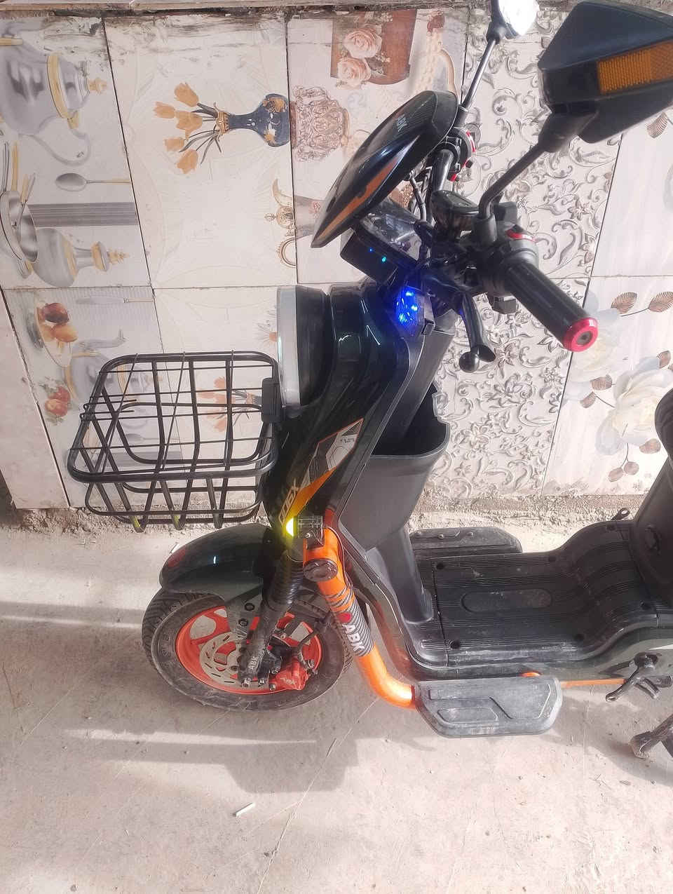 كلشي موضح بالصوره
اشتريتها بتاريخ 2025%19%10
يعني مصار هواي من اخذتها مامتعبها صار 4اشهر من اخذتها 
سعرها 450وبيها مجال حك الجيه 
مكاني بغداد المحموديه ناحيه الرشيد 
***********
***********
