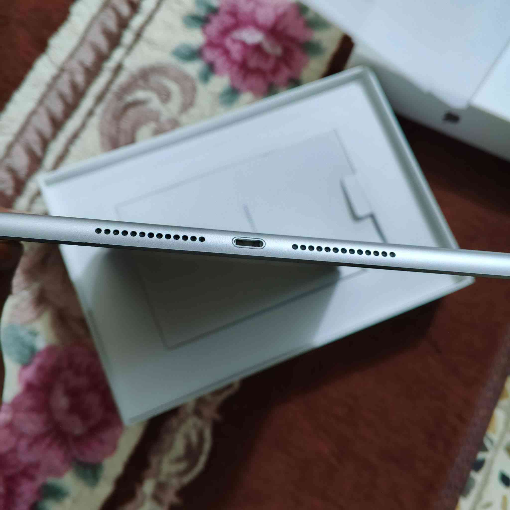 ايباد 9 بيع او مراوس
ذاكرة 64 
بطارية ٩٠%‎   ممصلح مكفول من بيتي تاخذه
مكاني بغداد    البلديات 
***********
