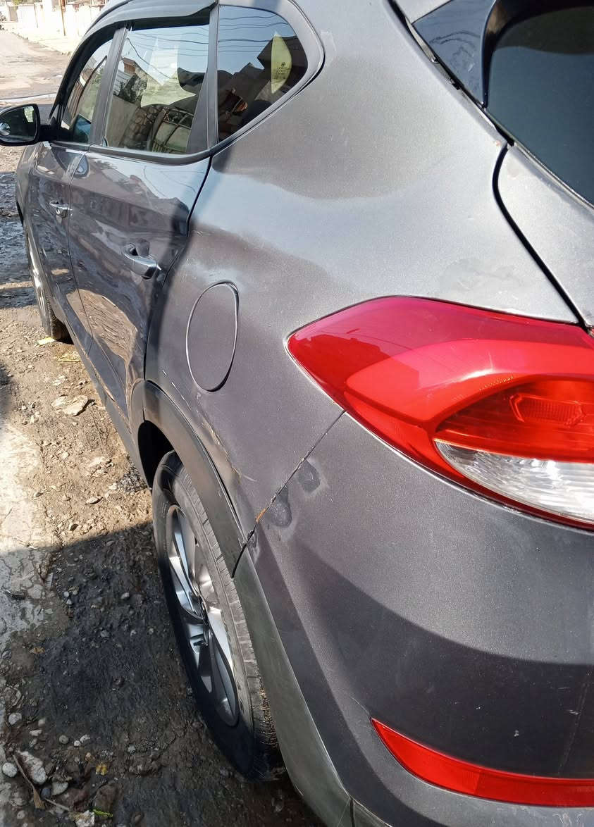 السلام عليكم 
توسان وارد امريكي موديل 2018 رقمها مميز وبأسمي
بيها 4 قطع اني أبيعها حزام . العنوان موصل 
السعر 120 وبيها مجال . الأتصال ***********
