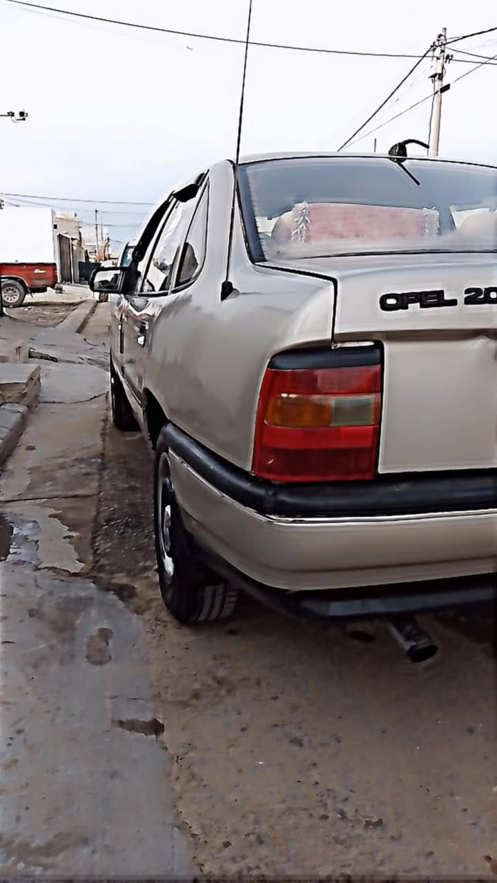 ئۆپڵ ڤکترا مۆدیل 1990ڕەقەم و سەنەوی بەشەرتی حاسیبە و ئەوەلیات مەکینە20 مەکینەی لۆک و تایەی لۆکە و کارەبایی مەزبوت بەشەرت هی  ماڵی خۆمە و دەعامی بۆ دەعامی بەشەرت هەتا بڵێی جوان و مەزبوتە.
شوێن:چەمچەماڵ                     ژ.م:***********
ژ.م:*********** واتساب و ڤایبەری لەسەرە.
