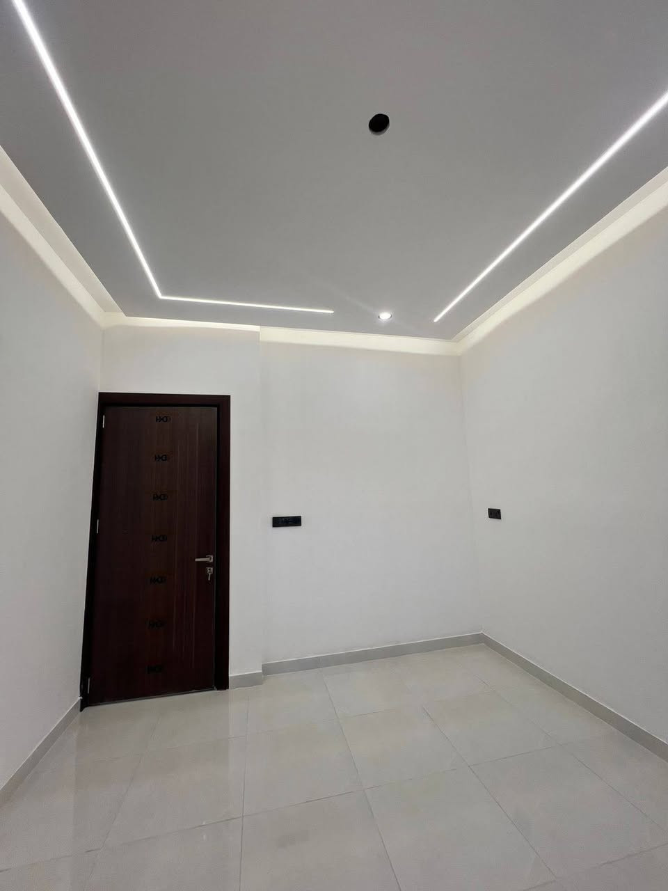 يعلن مكتب عالم_العقارات
دار 50 متر للبيع زيرو
3 طوابق
3 غرف نوم حمامين صاله مطبخ 
شبابيك المنيوم ديكورات داخليه
بغداد الكرخ حي الجهاد منطقة الرفاق الثانية قرب مجمع السلام
للاستفسار أكثر اتصل***********
***********
