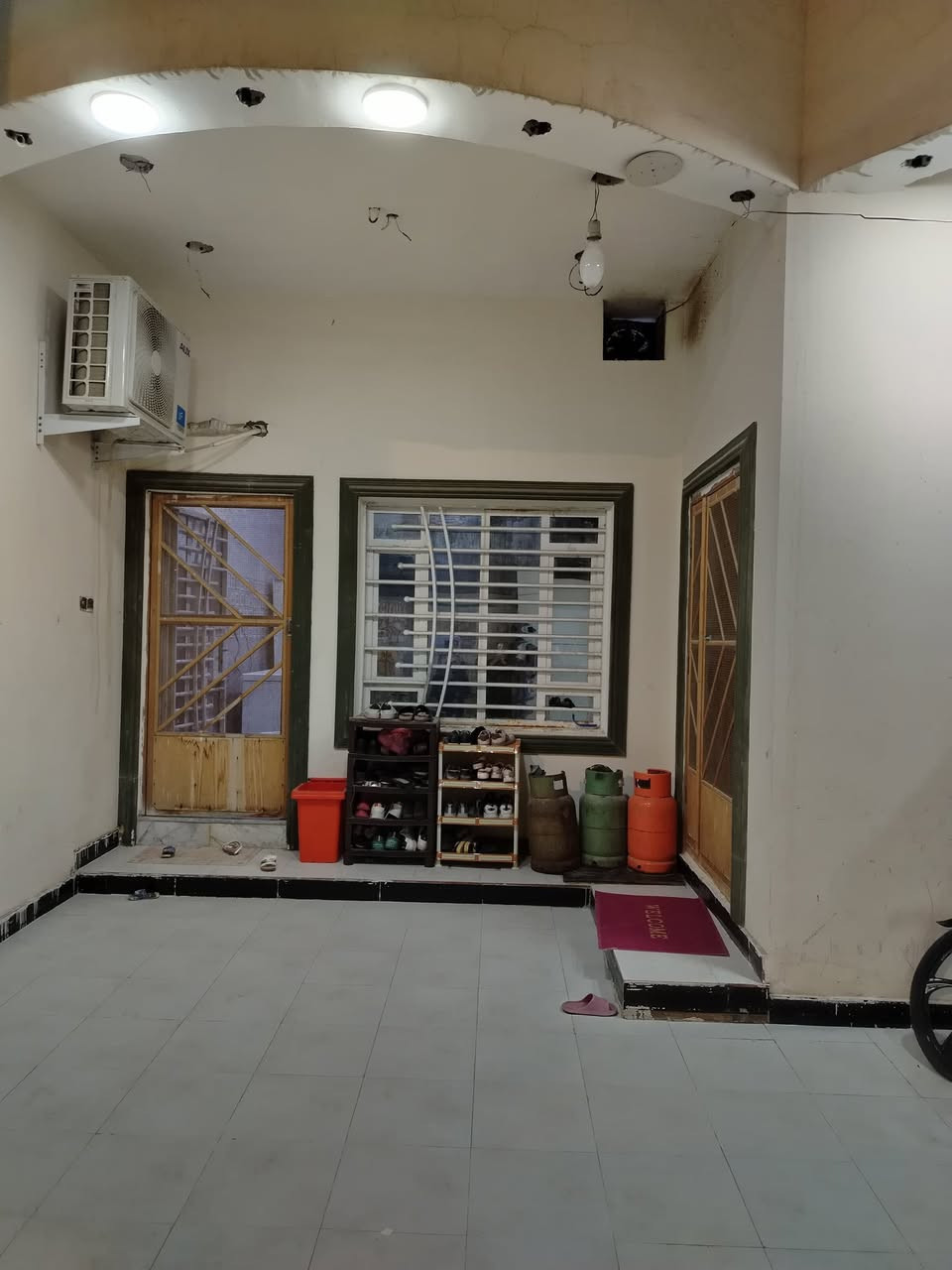 بيت للبيع في الجبيلة – البصرة
▫️ عدد الطوابق: 3 طوابق
▫️ عدد الغرف: 6 غرف نوم + ديوانية
▫️ صالة ومطبخ
▫️ 3 حمامات
▫️ سويت عدد 2
▫️ صحيات متكاملة

📅 سنة البناء: 2021
💰 السعر: 370 مليون (قابل للتفاوض)

بيت مرتب وتصميم حديث، مناسب للعائلة الكبيرة وبموقع مميز.

للاستفسار ***********
