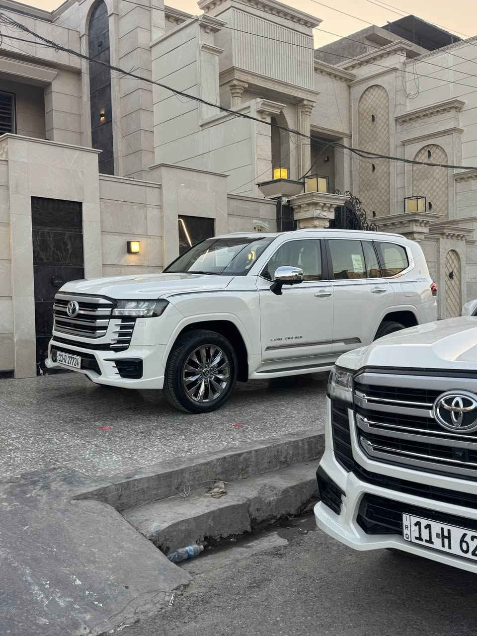 لاندكروز بريم 2024 فول 1/1 مكفولة كفالة عامةعدا كم رصعة بل بنيد تقريبا 6 هيج منبينات وسيارة جديدة جدا وبسمي ماشية 23 الف كيلو فقط بحالة الوكالة 
حساسات امامي خلفي 
جلد كشنات كهرباء 
كامرة خلفية دوارة 
كامرة امايمة 
كامرات جوانب
تحكمات وارليس شحن
ومعروفة بقية الموصفات بيه 
مكان السيارة بغداد  البنوك 
سعر السيارة 672

وسعرها مناسب وبل عافية ع ياخذها 
***********
