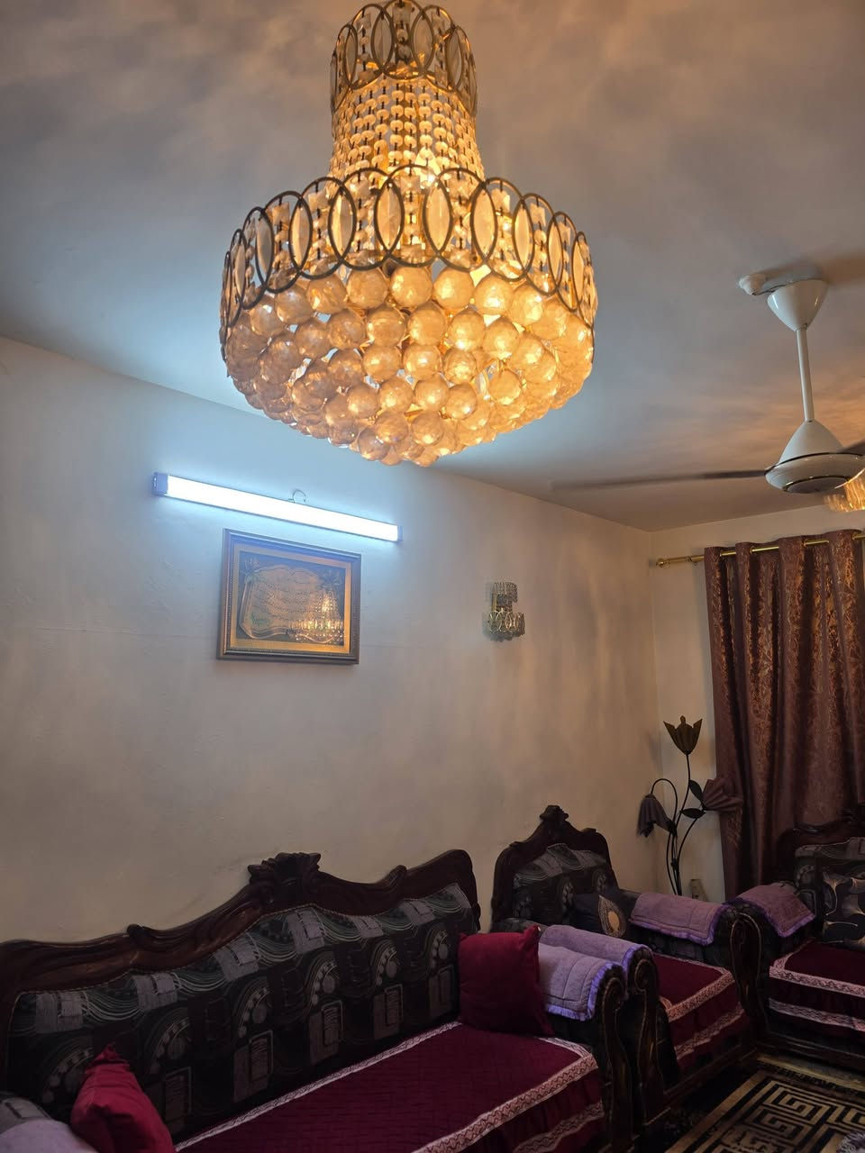 السلام عليكم تخم قنفات تفصال مع طبلات والثريات للبيع السعر مليون وبي مجال عنوان بغداد الجديده رقم ***********
