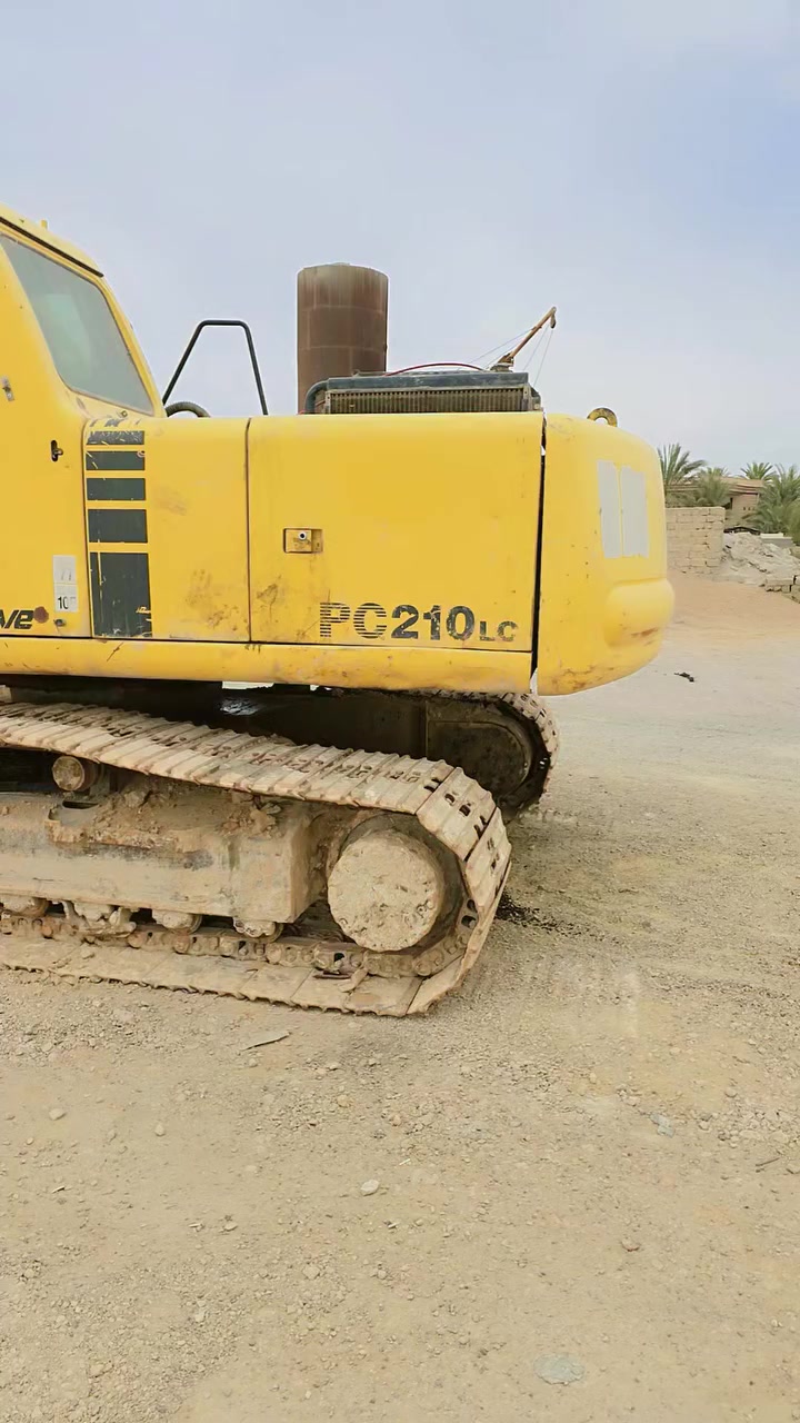 السلام عليكم
لبيع حفاره كوماكسو 
حجم ٢١٠
موديل ٢٠٠٠
نوع بطه
جك+ كيله كري
حفاره بلاديه ونظيفه وجاهزه لعمل بدون اي ملاحظه 
سعر ٢٨٥ ورقه
شراي يتصل ويدلل
***********
