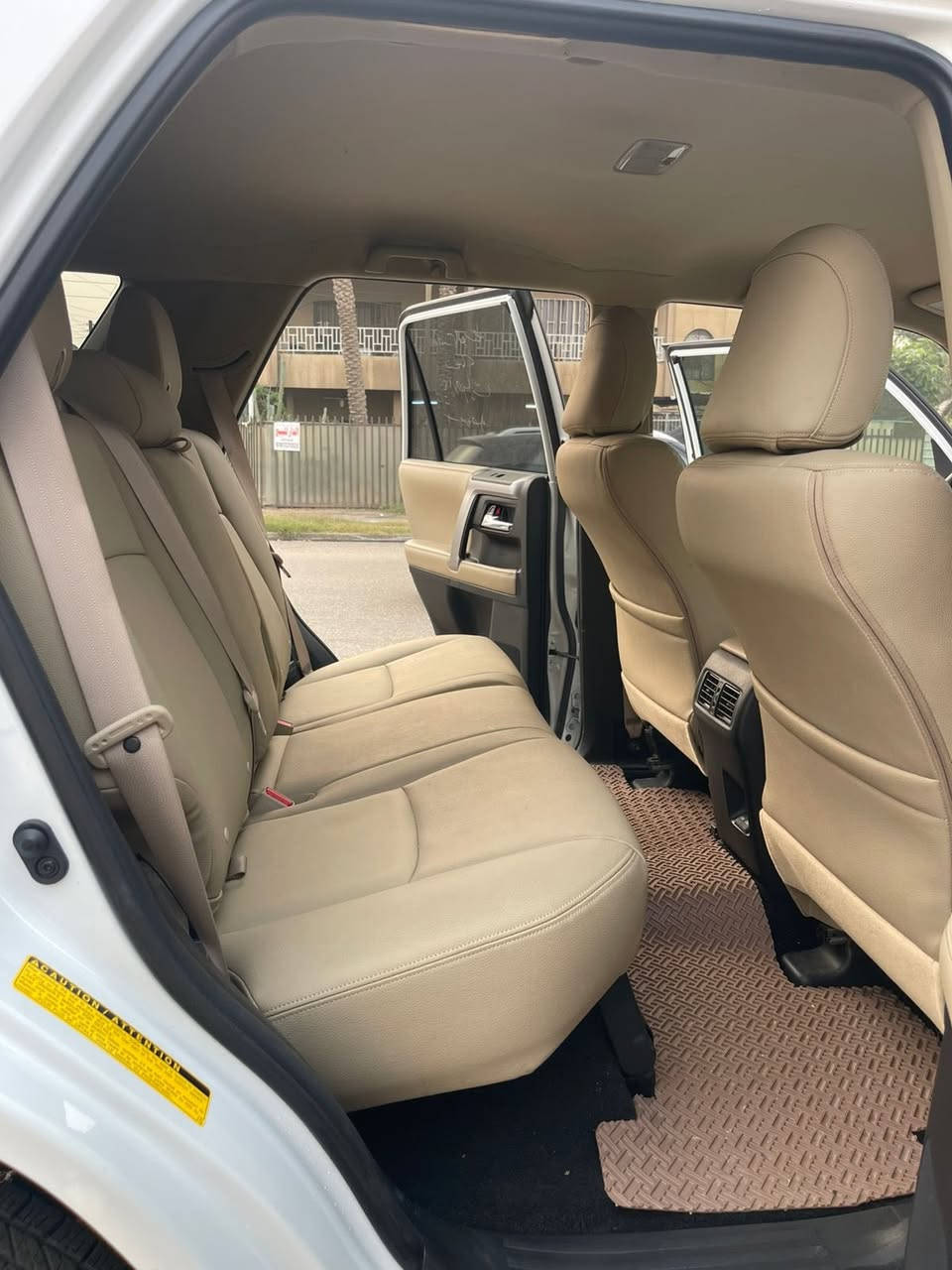 السلام عليكم 
تيوتا فوررنر 2024 دخول جديد 
بدون رقم  ماشية 12 الف 
صور الحادث موجودة صبغ فقط جاملغ  
~ محرك 6 سلندر  
~بصمات عدد (2) 
~تو ويل (2*4) 
~ شاشة كبير
~كشنات جلد لون بيجي 
~ كشنات كهرباء تدفئة 
~ كاميرة خلفية 
~ رادار أمامي و جانبية 
~ لايتات  لد اصلي  
~تحديد سرعة 
~ حجم تايرات 17
~ خمسة راكب 
السعر 295 وبيهة مجال بسيط 
***********
