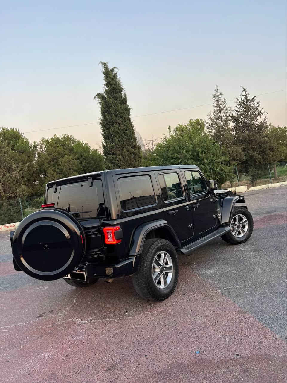 سلام عليكم 
Jeep Wrangler Sahara 2019
٦ سلندر  V6
خليجي وكالة هارلم
فول مواصفات 
شاشة كبير 
داخل اصفر 
سيستم سماعة alpine 
لايت بكلايت ليد 
كلين تايتل سيارة دعامي لدعامي ب شرط
بدون صبغ بدون بارد 
سيارة جديد مابي ربع دينار مصرف 
تحويل وكالة  نفس يوم 
مكان اربيل 
سعر خاص💵 
واتساب *********** أربيل, العراق
